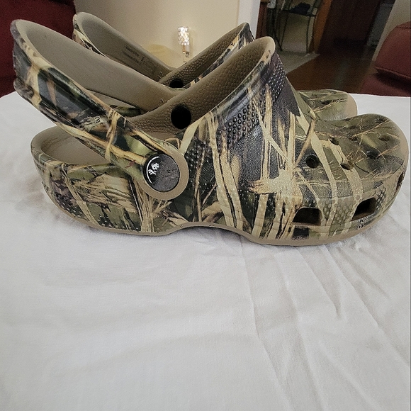 Crocs clogs, Realtree Camo, boys size J2/Y2 - Picture 3 of 4